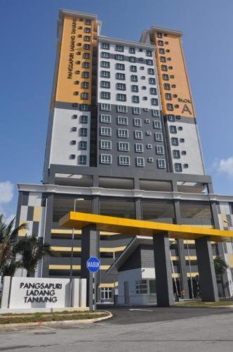 Seaside Haven Homestay Seaview Unit With Pool Opposite Ktcc & Mayang Mall - Pangsapuri Ladang Tanjung Kuala Terengganu Ngoại thất bức ảnh